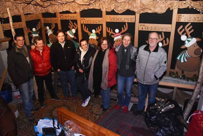 Une douzaine de membres de l&#039;association travaillent depuis un mois à concevoir la maison du Père Noël.||