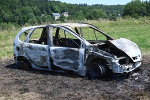 Une voiture retrouvée incendiée au milieu d&#039;un champ au Mazet-Saint-Voy
