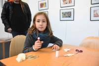 Monistrol-sur-Loire : les enfants réalisent des décorations en papier à la médiathèque