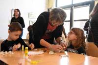 Monistrol-sur-Loire : les enfants réalisent des décorations en papier à la médiathèque