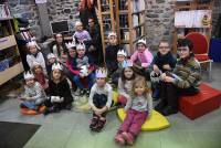 Araules : les enfants fabriquent leur couronne pour la galette des rois