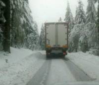 Encore de la neige lundi, des routes toujours difficiles, un camion bloqué à &quot;Raffy&quot;