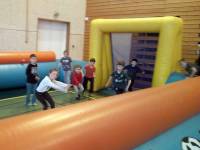 Les enfants des centres de loisirs sur un parc de structures gonflables à Lavoûte