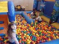 Les enfants des centres de loisirs sur un parc de structures gonflables à Lavoûte