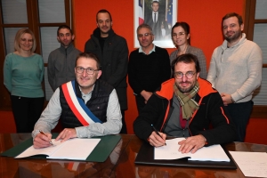 La signature de la DSP entre Jean-Michel Poinas, maire de Saint-Romain-Lachalm, et Jacques Villevieille, gérant d&#039;ERE 43