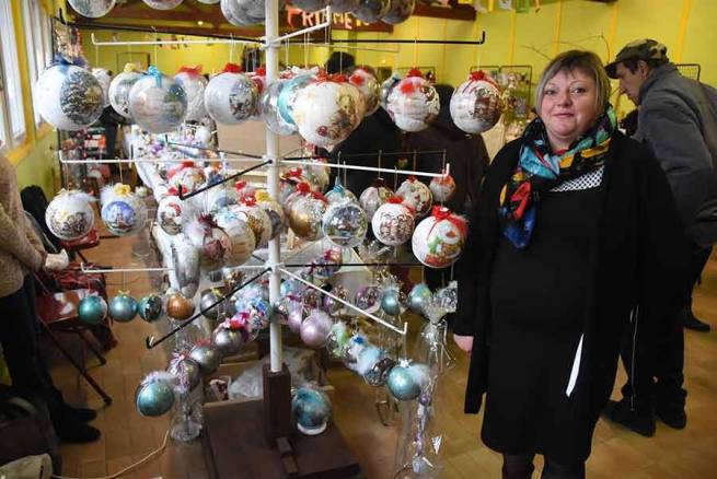 Agnès Marcon de Montfaucon-en-Velay crée d&#039;imposantes boules de Noël, des sapins décorés à la main, des crèches.|||||||||||||||||||||||