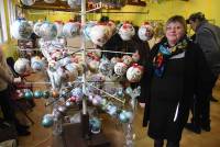 Agnès Marcon de Montfaucon-en-Velay crée d&#039;imposantes boules de Noël, des sapins décorés à la main, des crèches.