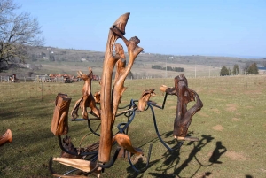 Champclause : ce berger expose des sculptures et une roulotte traditionnelle
