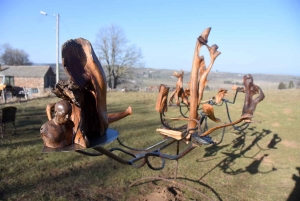 Champclause : ce berger expose des sculptures et une roulotte traditionnelle