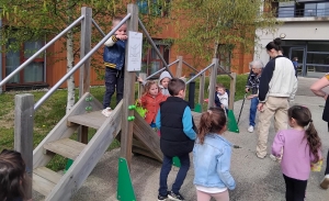 Saint-Pal-de-Chalencon : les bambins cherchent les oeufs dans le parc de l&#039;Ehpad
