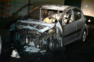 Une voiture en feu dans le centre-ville de Monistrol-sur-Loire
