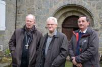 Luc Crépy, évêque du Puy, Bernard Cotte et Alain Debard devant l&#039;église de Saint-Voy