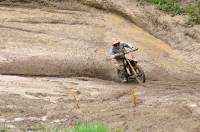 Les motos évoluent dans la boue.