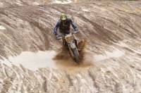 Les motos évoluent dans la boue.