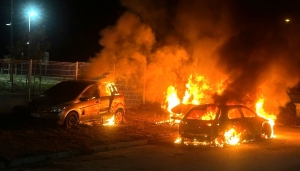Trois voitures en feu dans la cour d&#039;un garage automobile à Beauzac