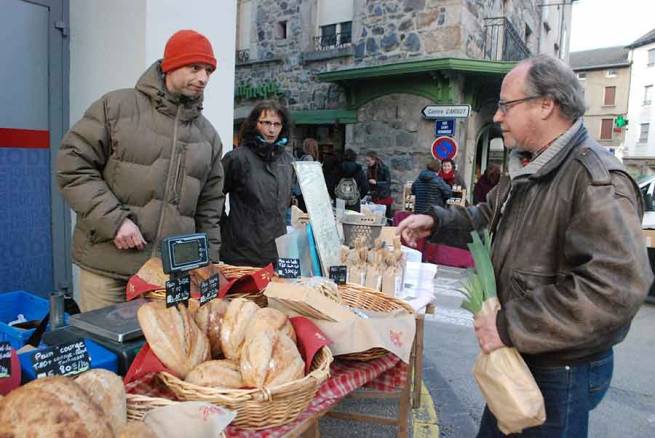 Le pain de la Boulangerie autrement de Saint-Pierre-Eynac, et les légumes de Suzanne Bertrand d&#039;Yssingeaux, ont garni le panier du gourmand Claude Fabre.||