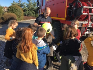 Les écoliers des Villettes en visite à la caserne des pompiers