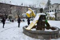 Sur la place de la Fontaine, les décorations composées de jonquilles fraîches ont été recouvertes de neige.