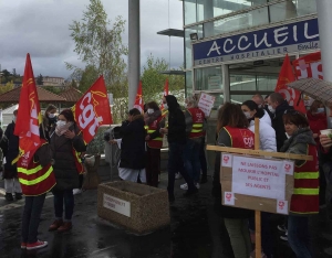 Les personnels soignants ont manifesté devant l&#039;hôpital Emile-Roux au Puy-en-Velay