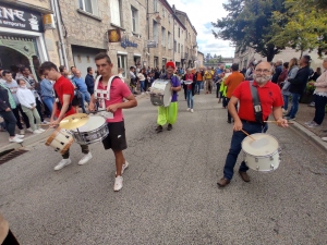 Sainte-Sigolène : double dose d&#039;eau et de confettis pour le défilé des classards (vidéo)