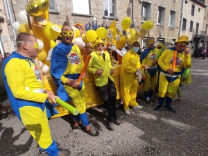 Sainte-Sigolène : double dose d&#039;eau et de confettis pour le défilé des classards (vidéo)