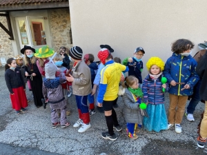 Montregard : Mardi-Gras à l&#039;école avec des enfants déguisés