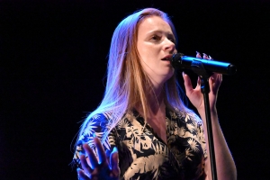 Yssingeaux : derniers réglages de la chanteuse Laëlle avant son concert en hommage à Dalida