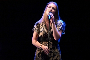 Yssingeaux : derniers réglages de la chanteuse Laëlle avant son concert en hommage à Dalida