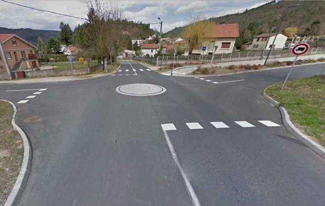 L&#039;accident s&#039;est produit au rond-point de la route de la Faye. Photo Google Street View||