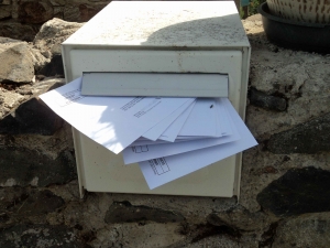 Insolite : elle reçoit les enveloppes électorales de ses voisins dans sa boîte aux lettres