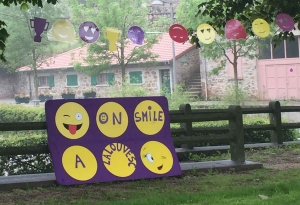 Lalouvesc : le village est décoré pour l&#039;Ardéchoise avec des smileys