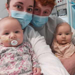 Saugues : le combat de soeurs jumelles de 8 mois contre la leucémie