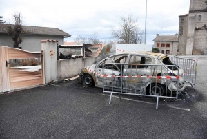 Saint-Just-Malmont : le feu de voiture se propage au portail et à la clôture en PVC