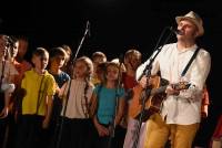 Lapte : Yvan Marc accompagné en concert par de jeunes choristes
