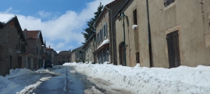 Saint-Bonnet-le-Froid sort la tête de la neige