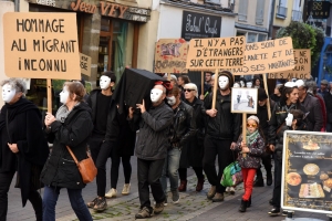 Puy-en-Velay : 200 manifestants dénoncent &quot;l&#039;enterrement des droits&quot;
