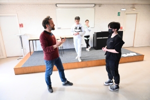 Cinquante collégiens apprentis comédiens formés par des professionnels pour la journée théâtre
