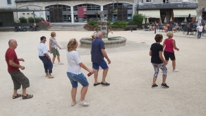 Chambon-sur-Lignon : quand la Jerusalema dance s&#039;invite sur la place de la Fontaine (vidéo)