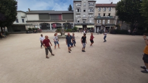 Chambon-sur-Lignon : quand la Jerusalema dance s&#039;invite sur la place de la Fontaine (vidéo)