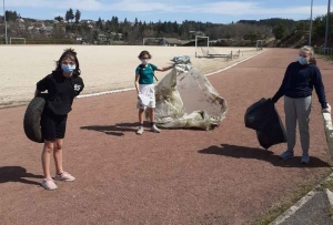 Tence : les collégiens de la Lionchère ramassent 56 kg de déchets en courant