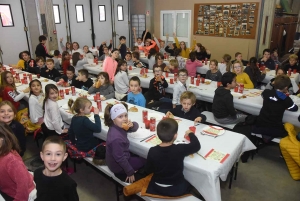 Retournac : la caserne des pompiers devient une cantine pour le repas de Noël des écoliers