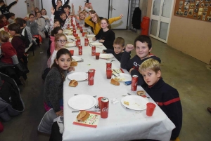 Retournac : la caserne des pompiers devient une cantine pour le repas de Noël des écoliers