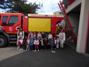 Aurec-sur-Loire : les petits écoliers visitent la caserne des pompiers voisine