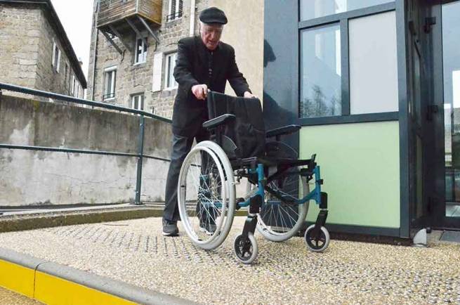 Jean Reynaud liste les imperfections de l&#039;accessibilité handicapés de la maison de santé.||