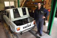 Romain Bruas est un passionné de véhicules de collection. Il a restauré cette Simca 1000.