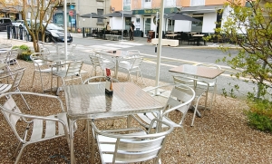Yssingeaux : Chez Jo, c&#039;est un restaurant mais aussi un bar, salon de thé avec une grande terrasse