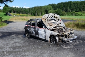 Le Mazet-Saint-Voy : une voiture fume et s&#039;enflamme sur la RD15