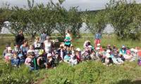 Grazac : les maternelles et CP visitent une plantation de fruits rouges
