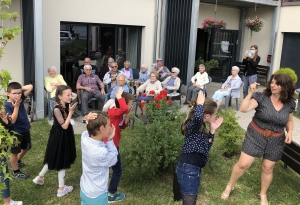Chants et danses des écoliers au Bel âge de Saint-Maurice
