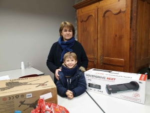 Montfaucon-en-Velay : les enfants ont recherché des objets insolites dans les vitrines des commerces